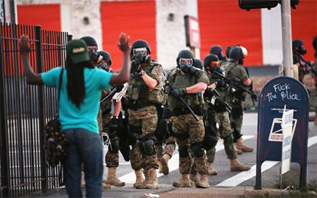 un manifestante se dirige a la policia